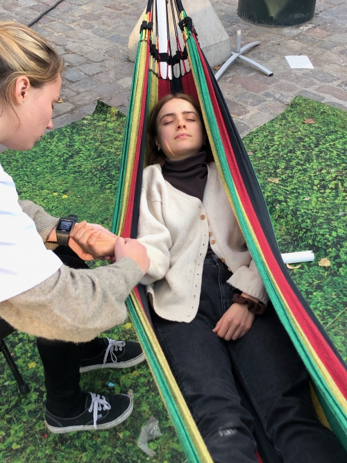 Bilde av kvinne i hengekøye