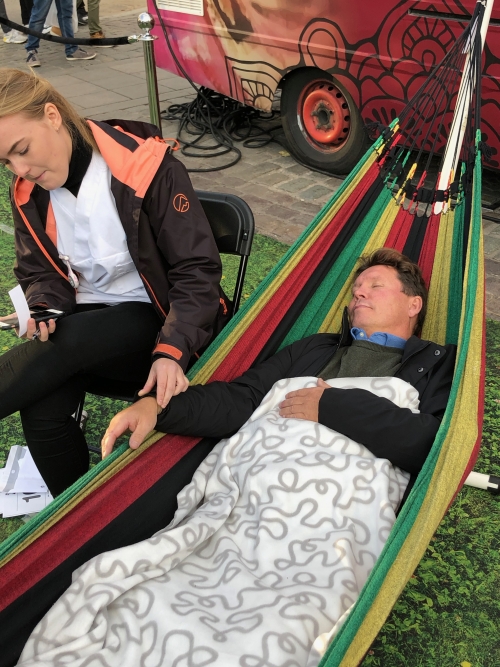 Bilde av mann i hengekøye