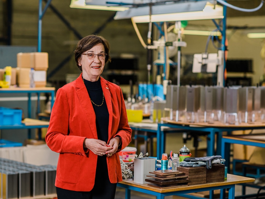 Kvinne i fabrikken som produserer Moccamaster